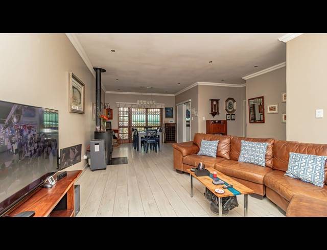 3 BEDROOM FREEHOLD FOR SALE IN HIGHWAY GARDENS